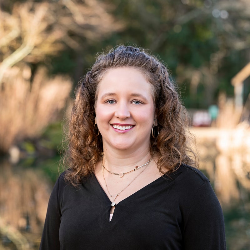 Woman_with_curly_hair_happily_smiling